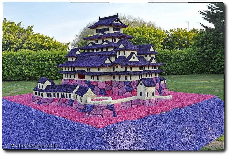 Reproduction d'un château du Japon fait avec des jacinthes.